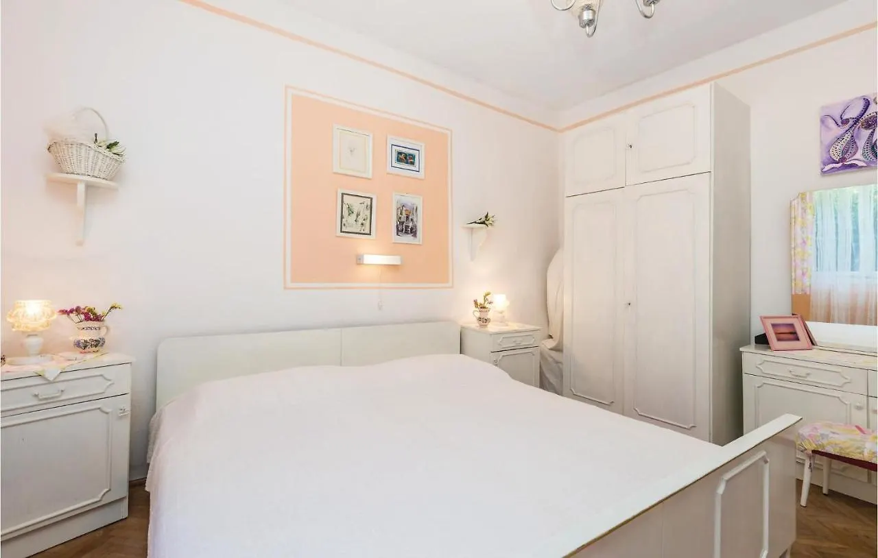 Holiday home Beautiful Home In Palit With Kitchen